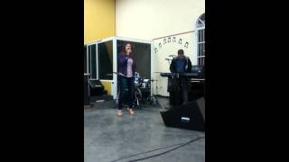 Rafaela Andrade Cantando