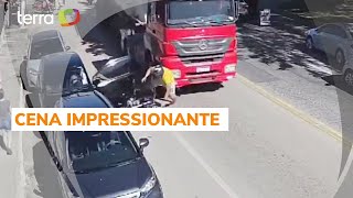 Homem joga moto na frente de caminhão desgovernado em chamas para pará-lo,  em Nerópolis, Trânsito GO