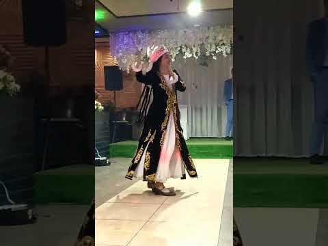 Гаяна Муради танцует ферганский танец на концерте Элмурада Зияева