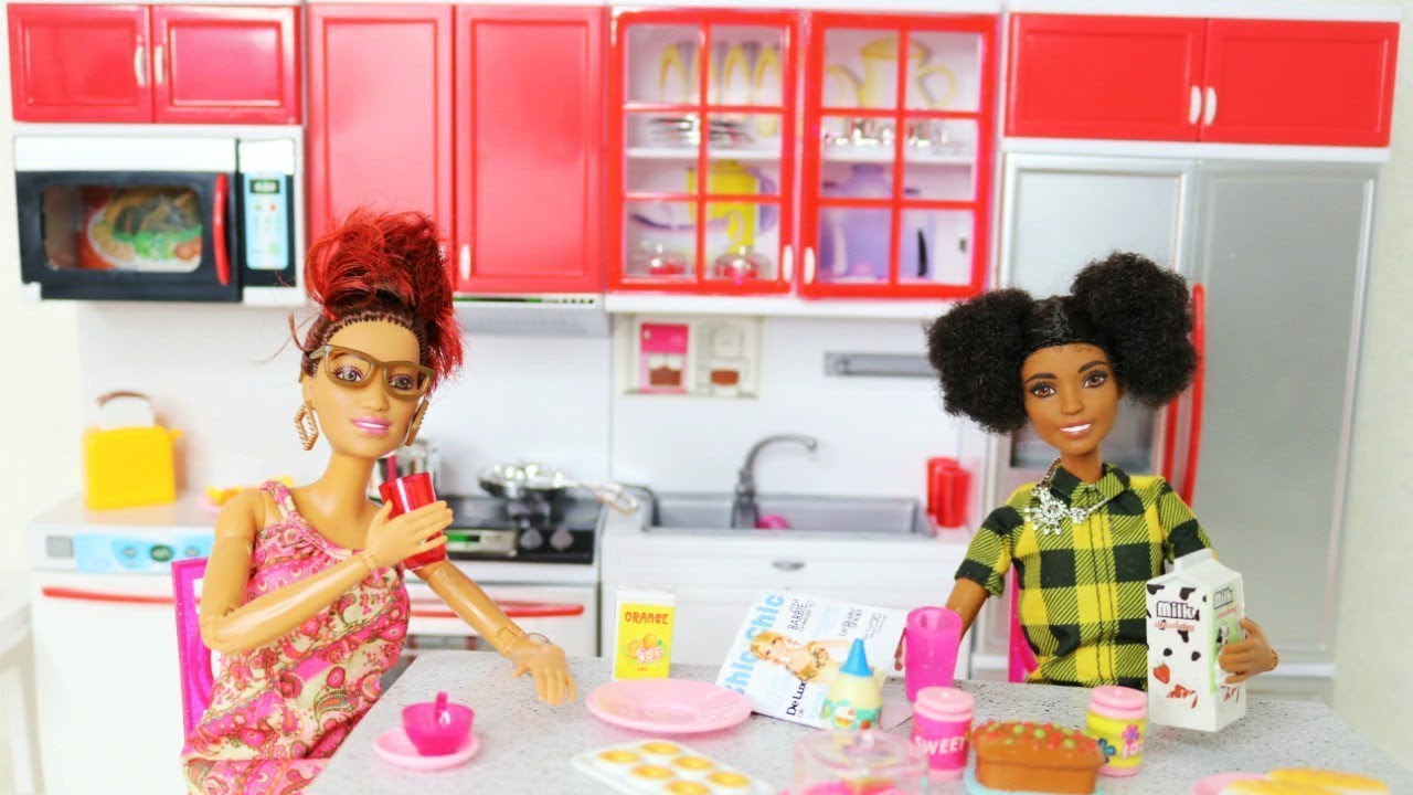 CUISINE BARBIE petit déjeuner entre sœurs, Modern doll kitchen toy sisters  breakfast routine 