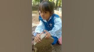 Asisten cantik ziarah ke makam Ibunya bersama kakak dan keponakan