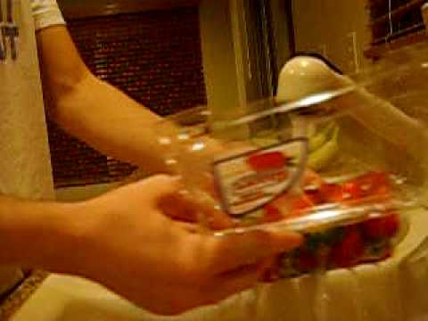 How To Wash Strawberries Correctly - YouTube