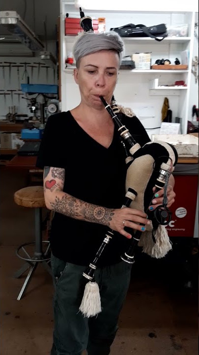 Susana Seivane ven ó obradoiro facer a posta a punto da súa gaita para os seus próximos concertos