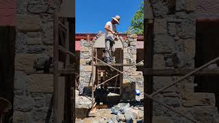 Ndërtimi I Një Harku Me Gurë Natyral - Mjeshtëri Dhe Saktësi Natural Stone Arch Construction