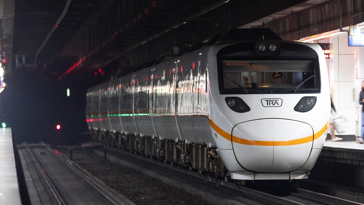 兩台傾斜式列車交會