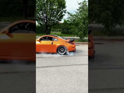 Nissan 350Z - Crazy BURNOUT & Exhaust SOUNDS