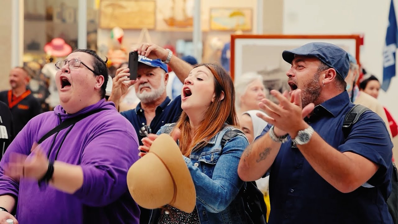 Flash Mob della canzone napoletana alla Stazione Marittima di Napoli