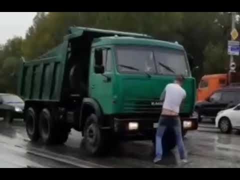 Russia : Russian man vs KAMAZ