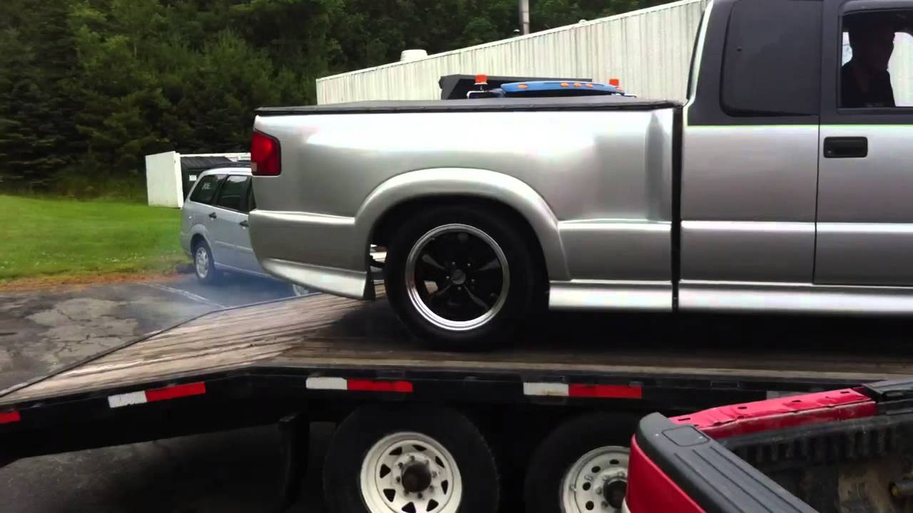 Modified custom chev s10 extreme does burnout on a flatbed - YouTube