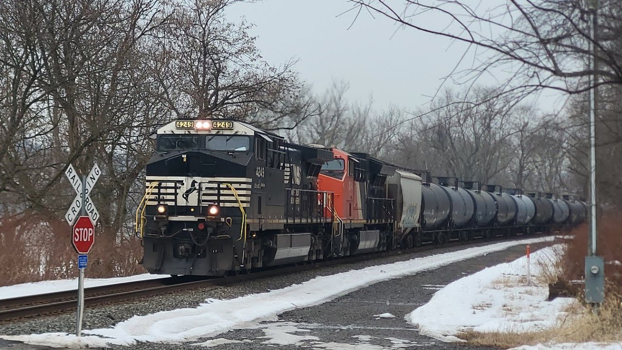 NS 4249 Leads 64K-13 Through Karns, PA w/ CN ET44AC Trailing | 2-15 ...