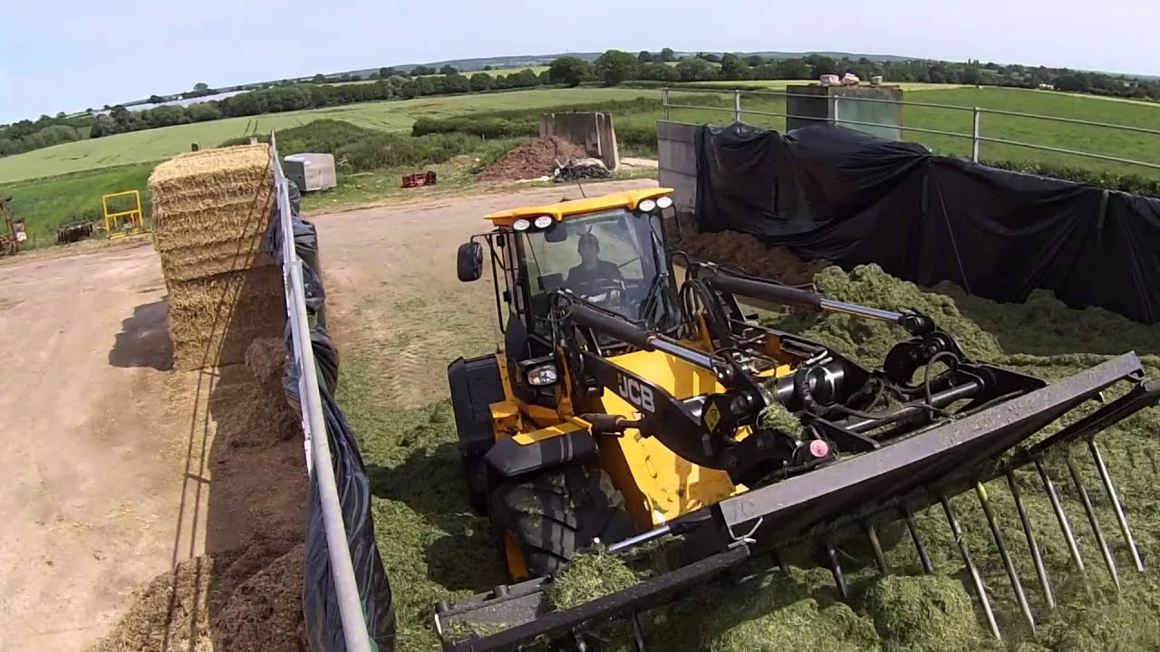 Buckraking second cut silage - YouTube