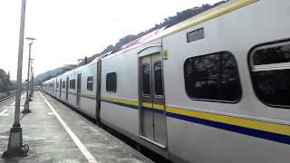 4027次區間快車外澳站鳴笛通過