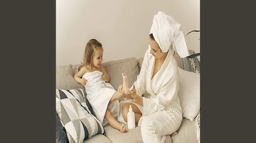 Pulsating Backdrops for Reclining Universes