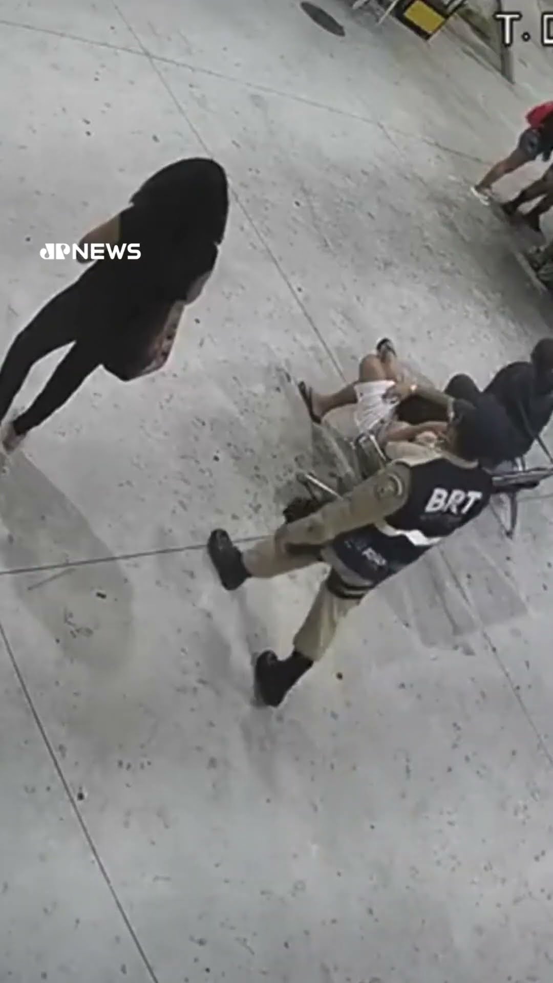 Homem é detido após agredir mulher dentro de estação do BRT no Rio #shorts