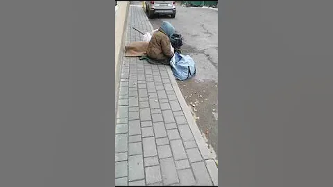 Женщина с собакой живёт на улице 😓Как они будут зимой? Балабаново