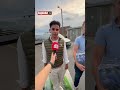 Deler ut snacks og drikke