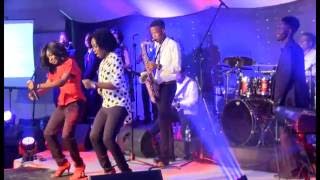 Newie - Praise Medley (Looku looku/When Jesus)