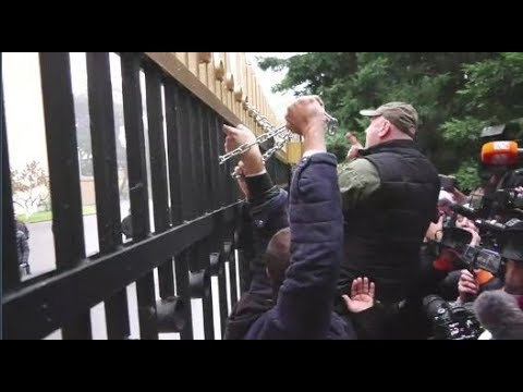 აქციის მონაწილეებმა მთავრობის ადმინისტრაციის ღობეს ბოქლომი დაადეს