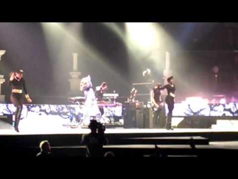 Rihanna - Pour It Up (Diamonds World Tour) April 29, 2013