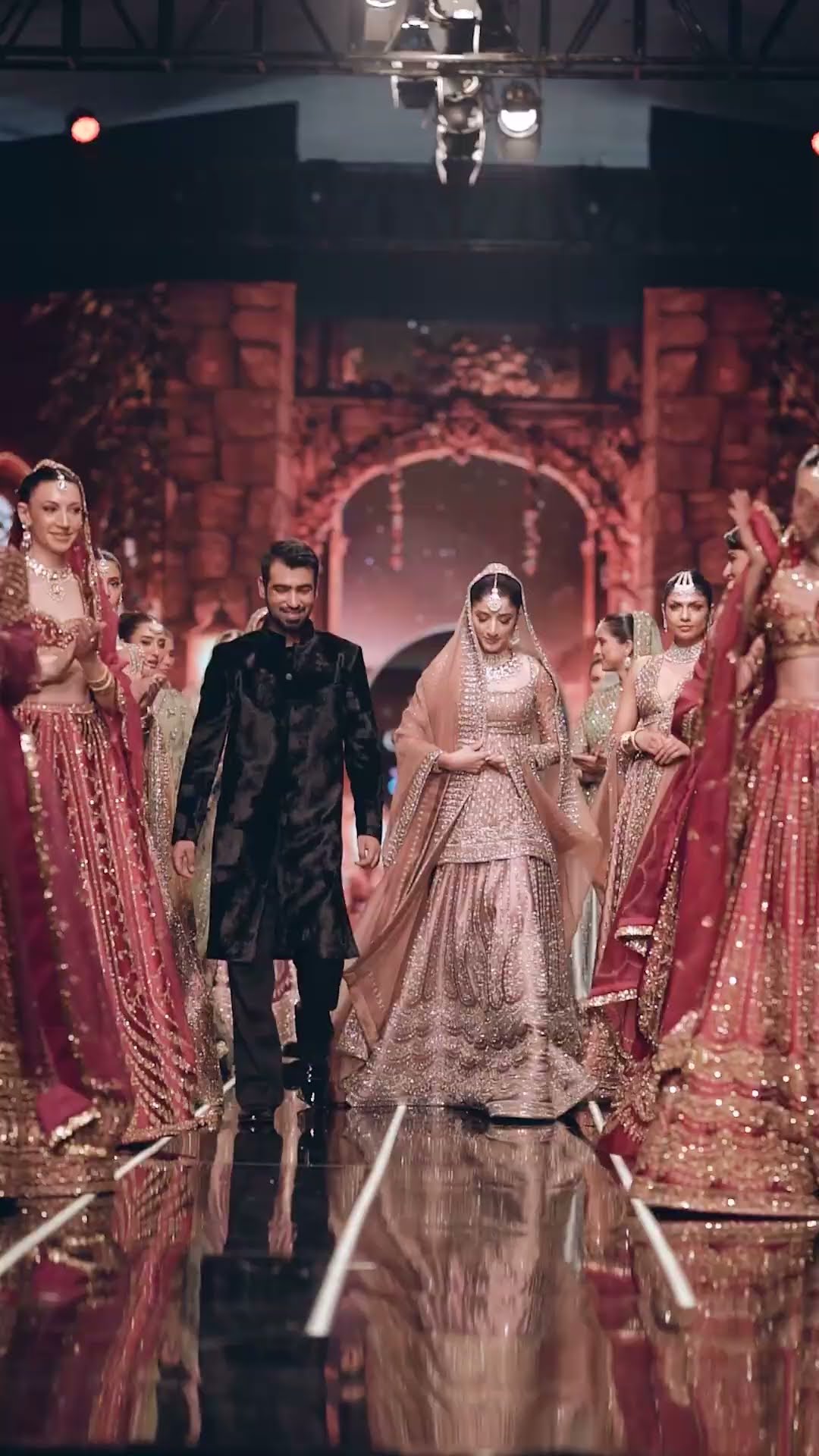 Mawra Hocane redefined elegance as the showstopper for Mihha's breathtaking collection #fashionshow