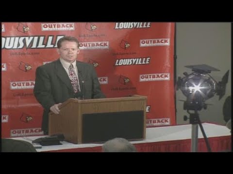 Videó: Louisville aláírja Bobby Petrino új hétéves, 30.625 millió dolláros szerződést