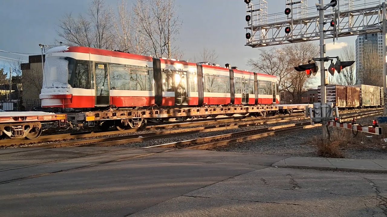 (Sunday Morning Grabs) [TTC Streetcar!!] CPKC 322 & CPKC 420 At Osler Street In Toronto Ontario