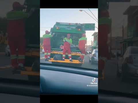 Coletor de lixo é demitido após brincar de fazer escolta armada de caminhão em vídeo