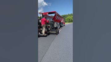 Công trình xây dựng rải nhựa đường mới