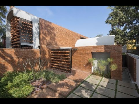 فيديو: Brick Termitary House على شكل المناخ المتطرف في دا نانج ، فيتنام