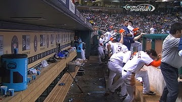 TEX@HOU: Singleton scares the Astros dugout twice