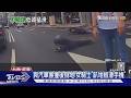 與汽車擦撞後倒地!女騎士四肢傷「趴地板滑手機」｜TVBS新聞 @TVBSNEWS01