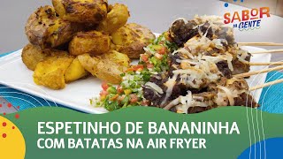 Aprenda essa deliciosa combinação na AIRFRYER: ESPETINHO de BANANINHA com BATATA! Esse prato é perfeito para qualquer ocasião. Veja o passo a passo dess deliciosa receita de ESPETINHO de BANANINHA com BATATA feita de maneira FÁCIL e PRÁTICA na AIRFRYER.