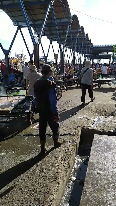 Becak Pengangkut Ikan di Pasar Ikan Lampulo.