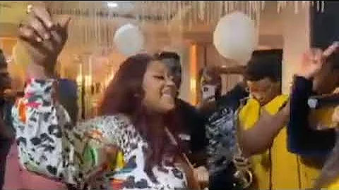 OMO BORTY SHOWS OFF HER DANCE MOVES AS SHE COMPETE WITH SIKIRATU SINDODO ON STAGE