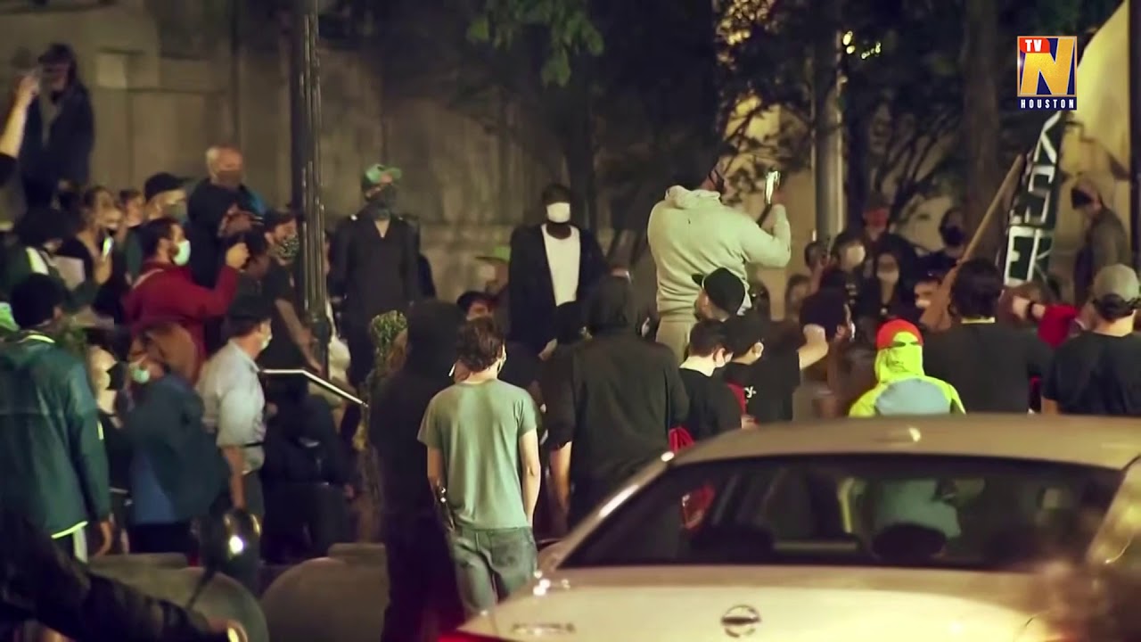 North Carolina protesters pull down Confederate statues and hang one from lamp post