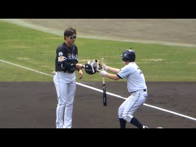 甲子園のボールボーイに優しく絡む ソフトバンクホークス柳田悠岐選手 グラサンバージョンのギータ 21 6 5阪神甲子園球場より Youtube