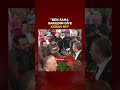 Pazarda teyzeden Özgür Özel'e: "Ben sana sarıldım diye kızdın mı?"