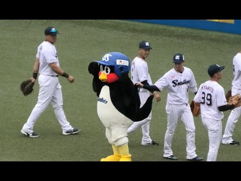 つば九郎の尻尾を鷲掴みする山田哲人！