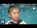 La niña sirena: Casi no puede mover sus extremidades, pero en la piscina es la reina