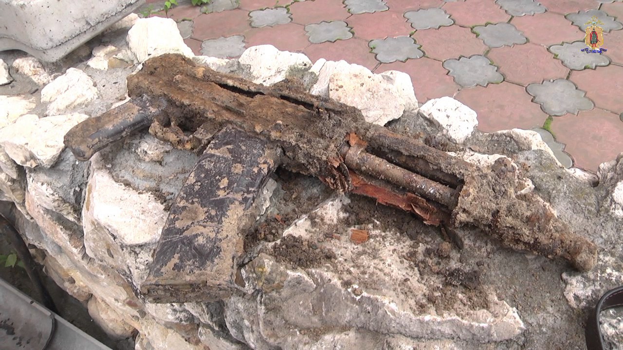 акмс боевой. тайник с оружием. рюкзак с автоматом. собранный ак 103 реальная жизнь. изъятое оружие.