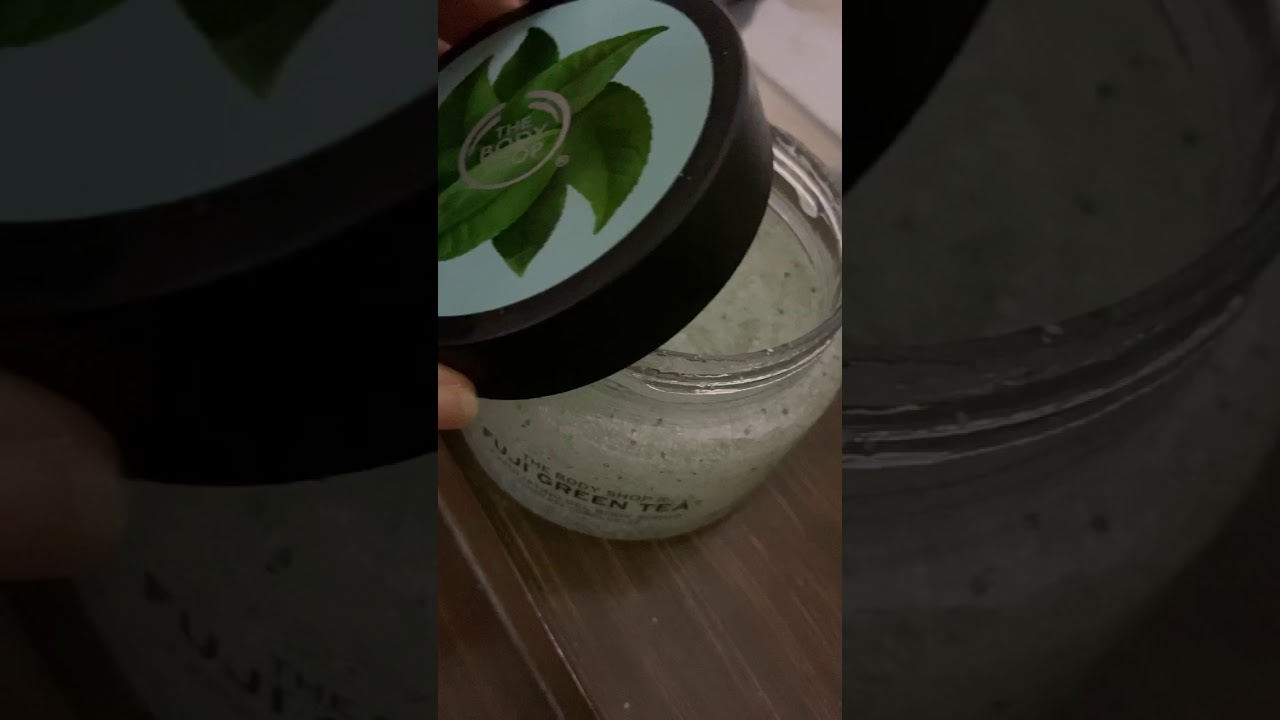 The bodyshop Fuji Green Tea body scrub texture 😍 