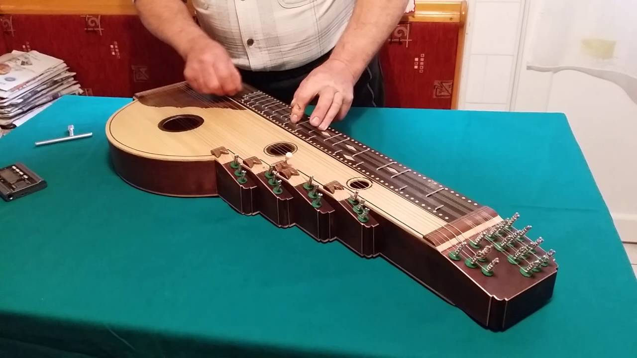 Szakál László citerázik