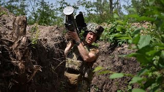 Ukrajna újabb orosz erősítésre figyelmeztet, mivel a NATO-tagok enyhítik a fegyverhasználatra von…