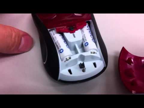 ワイヤレスマウスの電池を替えるために、蓋を開ける方法