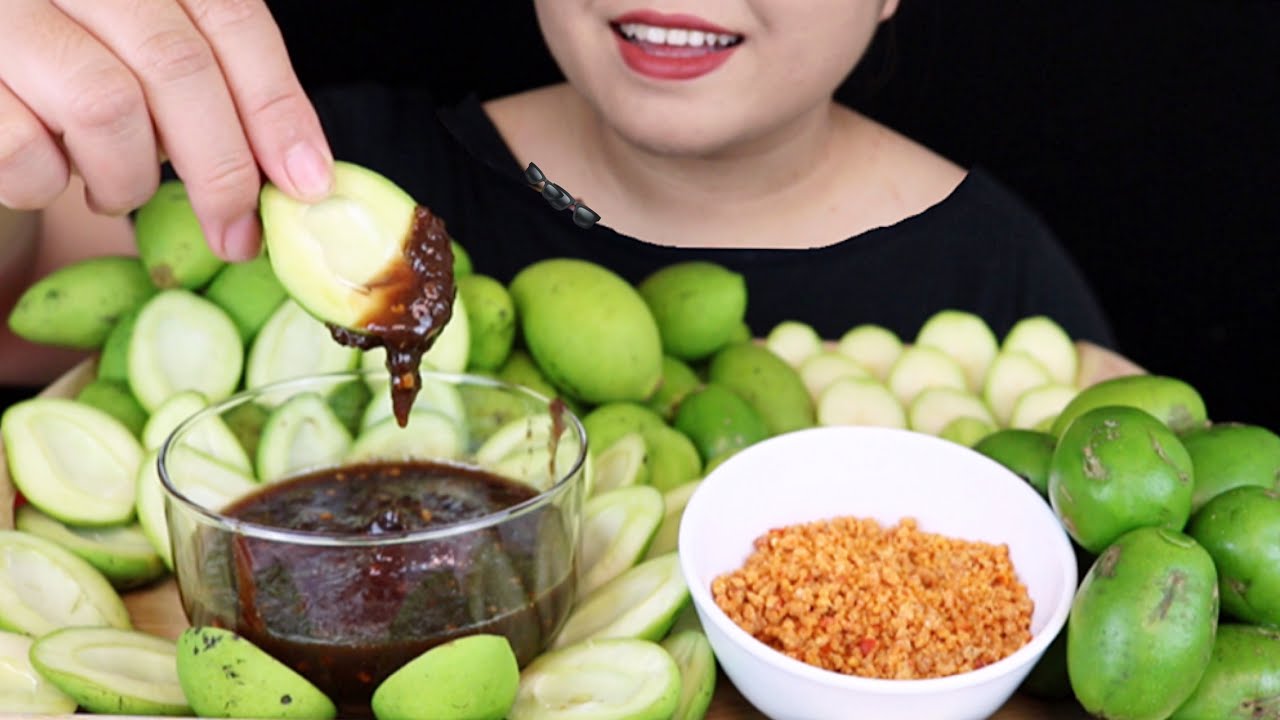 ASMR SOUR FOOD: MANGO, AMBARELLA WITH THAI SAUCE. EXTREME CRUNCHY SOUNDS. NO TALKING. MAI ASMR