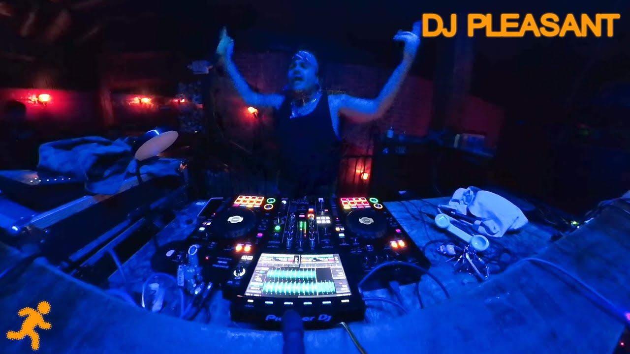 Filthy Juke and Footwork in a Houston Night Club | DJ PLEASANT