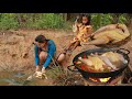 Survival skills- Mother cooking chicken soup for dinner so delicious eating with daughter