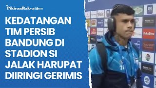 Kedatangan Tim Persib Bandung di Stadion Si Jalak Harupat Diiringi Gerimis