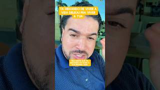 Tem gente que tá deixando de viver a própria vida,pra viver a tua