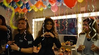 Paula Fernandes recebe Festa de Aniversário Surpresa em camarim pelo Fã-Clube Arrasta Chinela.